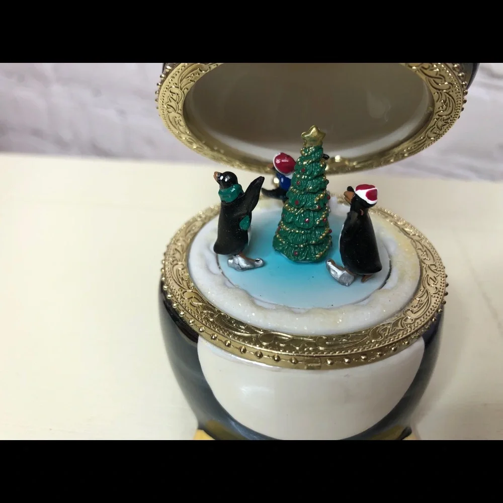 Brand New-Penguin Musical Ornament